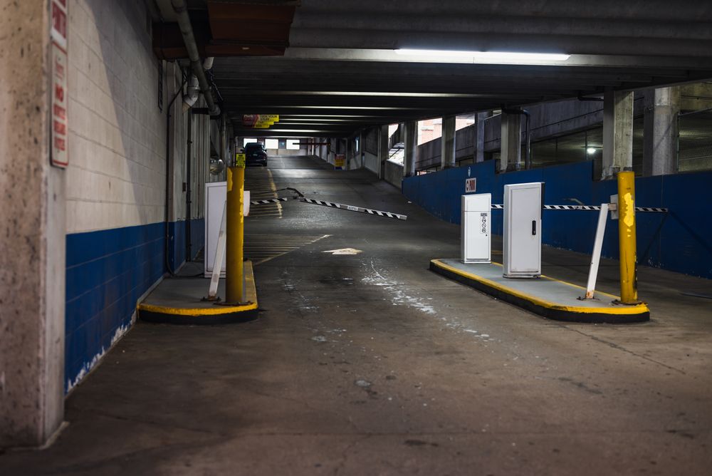 Ücretli otopark bariyeri ve ödeme kiosku