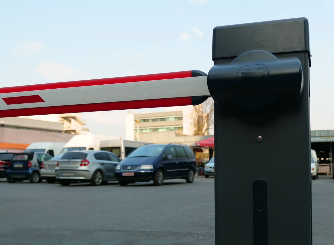 Otomatik plaka tanıma bariyeri ve otopark girişi